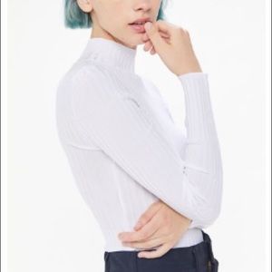 URBAN OUTFITTERS- WHITE RIPPED TURTLENECK